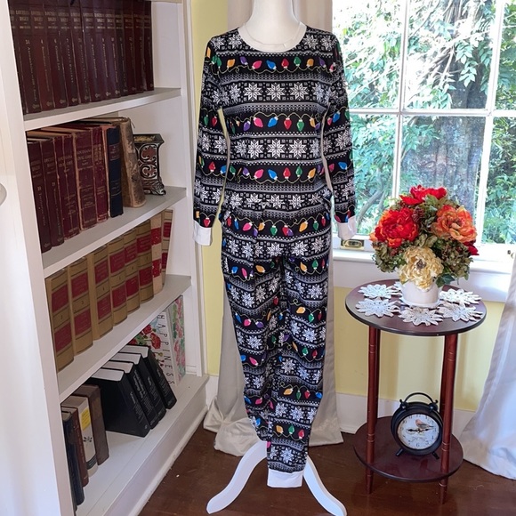 NWT Matching Family Christmas Light Pajama Set Women’s Size Medium - Picture 1 of 8